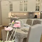 Apartment Vibrant L Stylish 2bd In Center