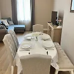 Apartment Vibrant L Stylish 2bd In Center