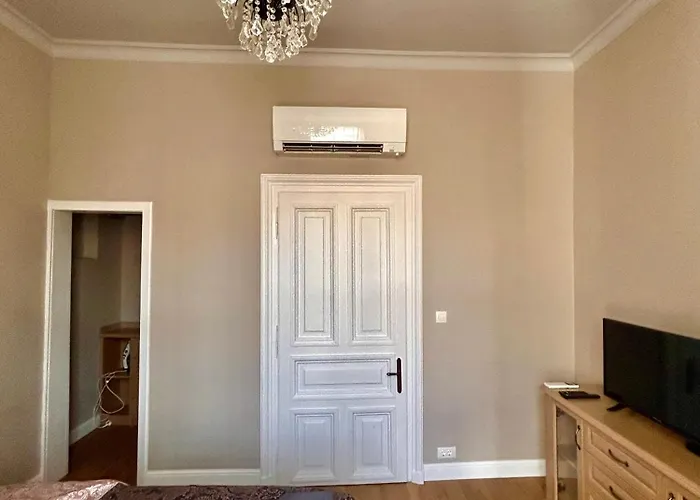 Vibrant L Stylish 2bd In Center