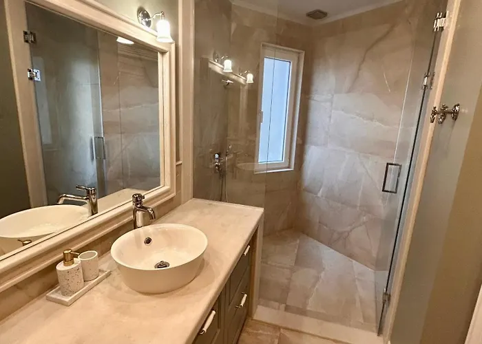 Vibrant L Stylish 2bd In Center Апартамент Варна