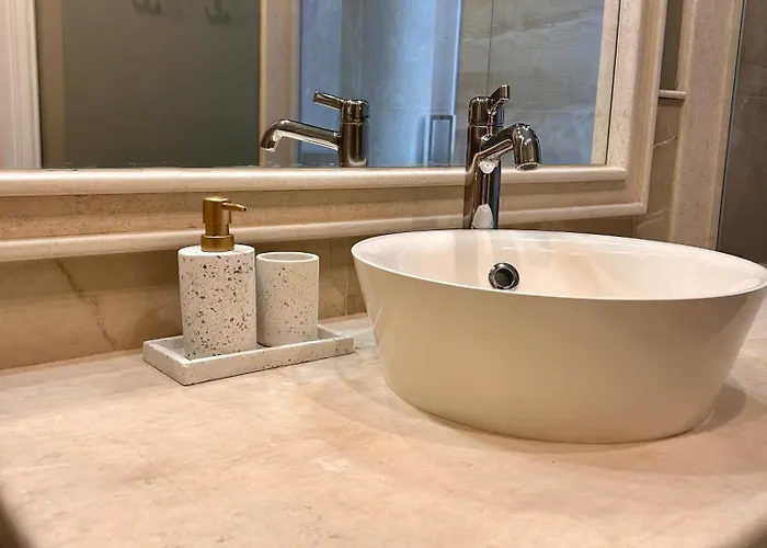 Vibrant L Stylish 2bd In Center Апартамент