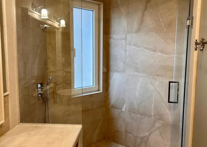 Vibrant L Stylish 2bd In Center