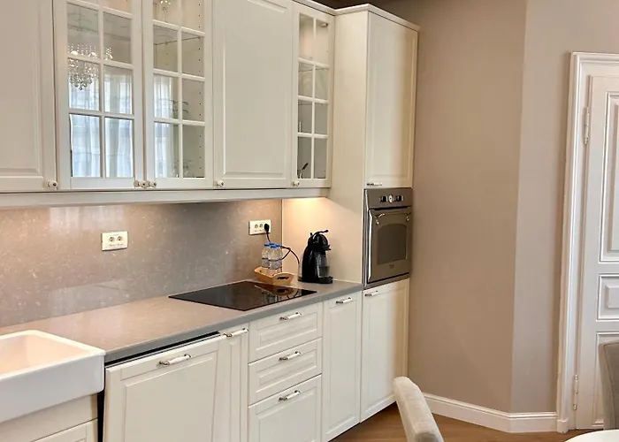 Vibrant L Stylish 2bd In Center