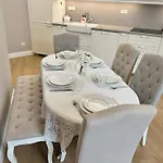 Vibrant L Stylish 2bd In Center Apartment *
