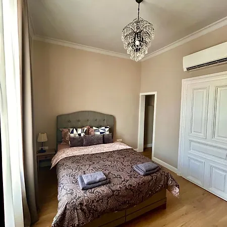 Vibrant L Stylish 2bd In Center Apartment