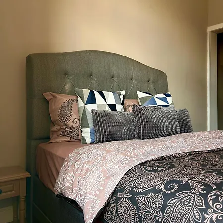 Vibrant L Stylish 2bd In Center Apartment