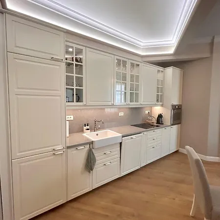 Vibrant L Stylish 2bd In Center דירה