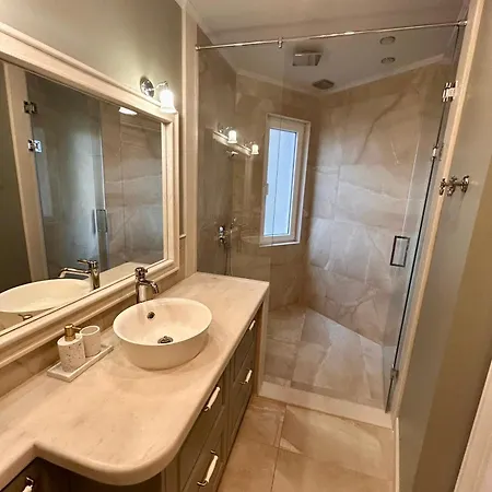 Vibrant L Stylish 2bd In Center דירה וארנה