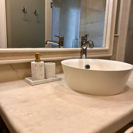 Vibrant L Stylish 2bd In Center Apartment