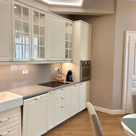 Vibrant L Stylish 2bd In Center