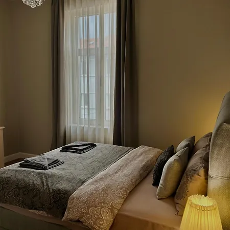 Vibrant L Stylish 2bd In Center 바르나