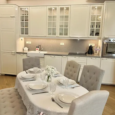 아파트 Vibrant L Stylish 2bd In Center 바르나