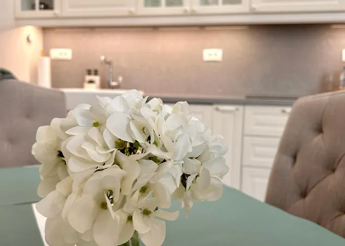 Vibrant L Stylish 2bd In Center فارنا