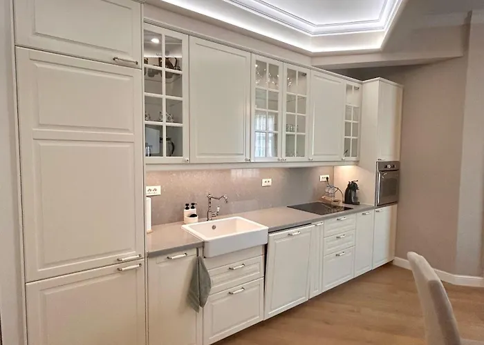 Vibrant L Stylish 2bd In Center Apartment