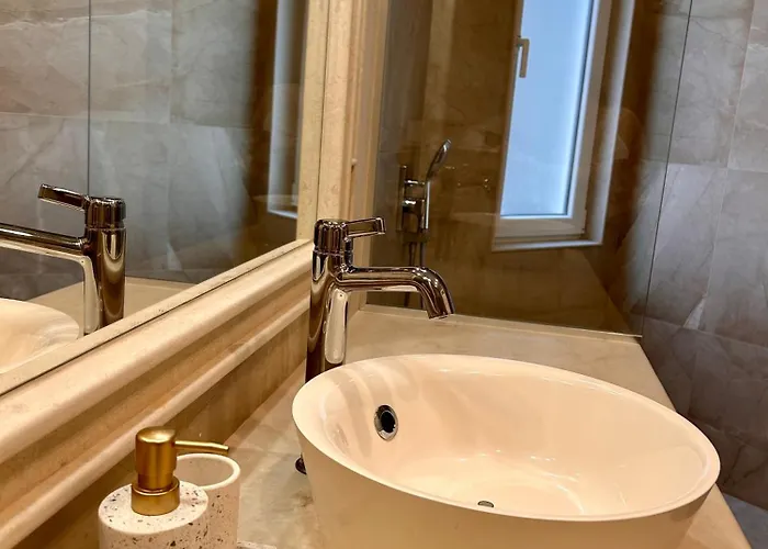 Vibrant L Stylish 2bd In Center فارنا