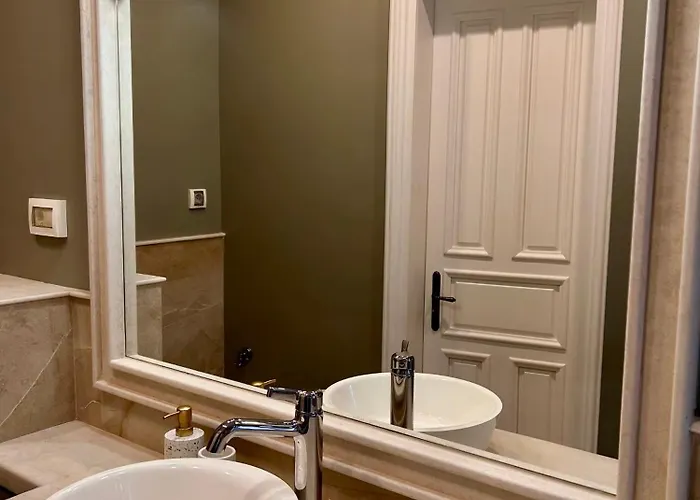 Vibrant L Stylish 2bd In Center