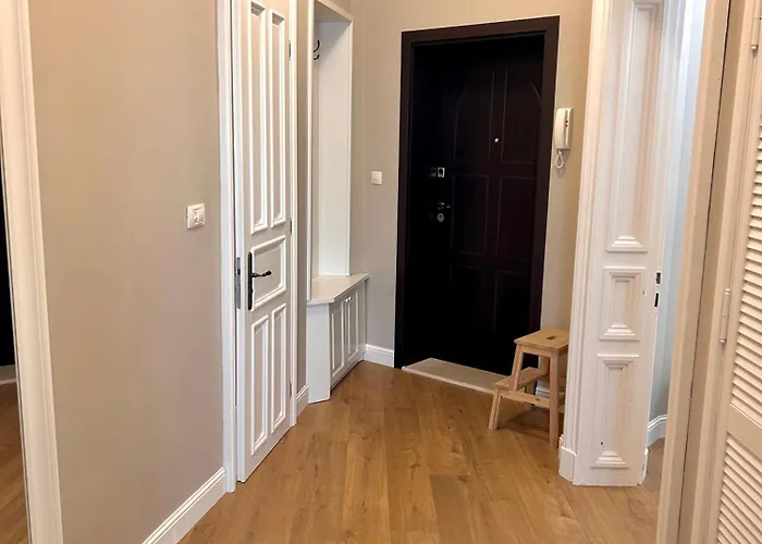 Vibrant L Stylish 2bd In Center فارنا