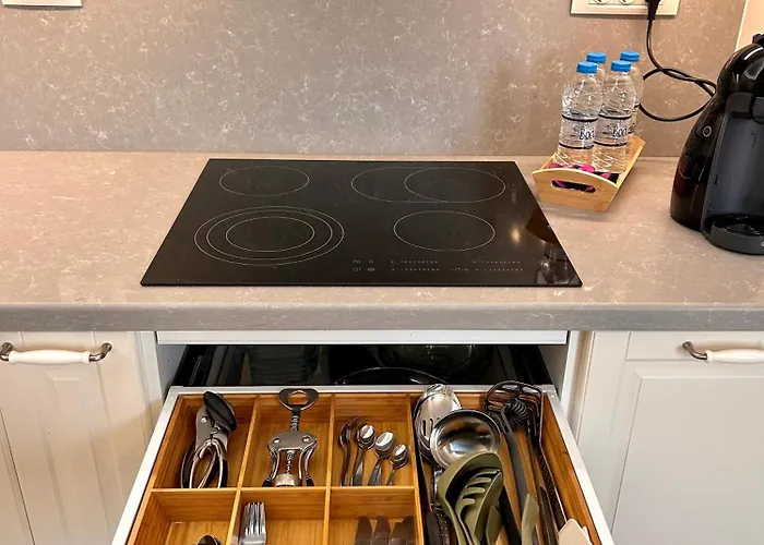 Vibrant L Stylish 2bd In Center *